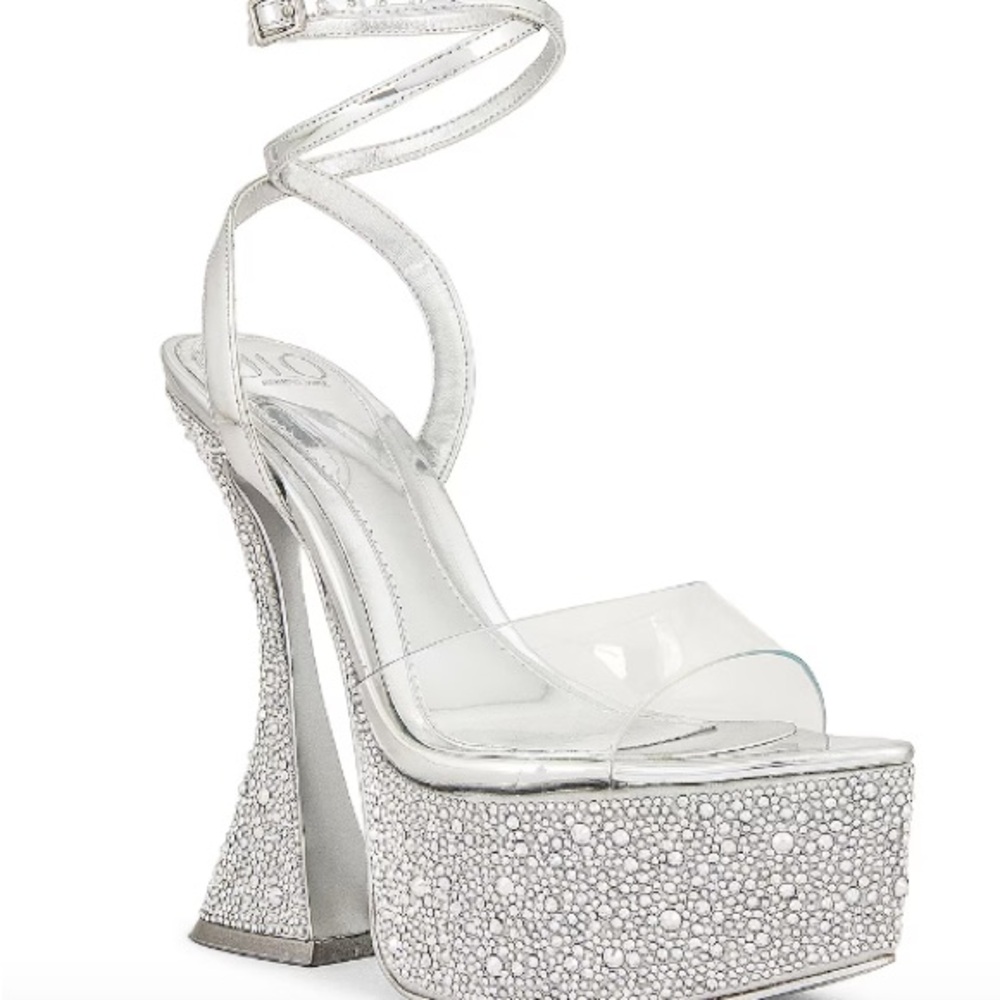 NEW Beverly Platform Heel in Silver
JLO JENNIFER LOPEZ